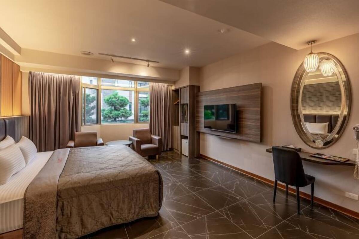 Down duvets, free minibar, individually decorated, desk