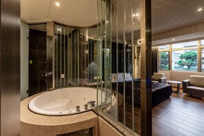 Cubrecamas, minibar con artículos gratuitos y decoración personalizada 