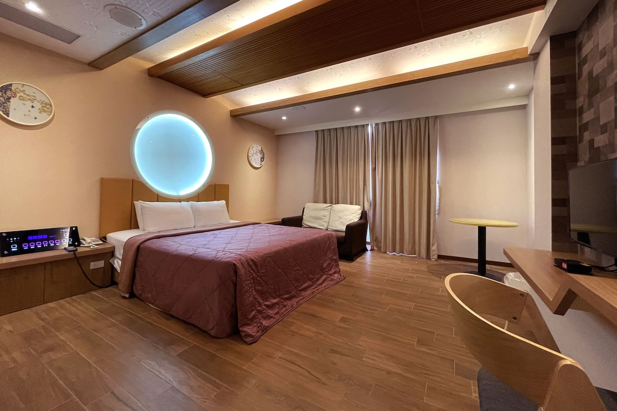 Romantic Room | Down comforters, free minibar, individually decorated, desk