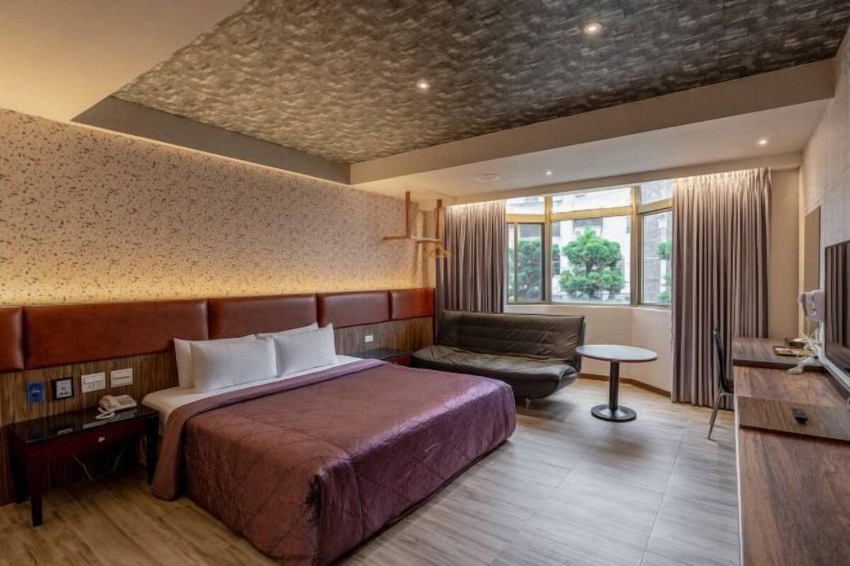 Down duvets, free minibar, individually decorated, desk