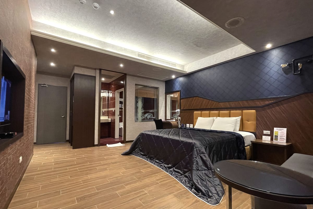 Business Double Room, 1 Double Bed | Down comforters, free minibar, individually decorated, desk