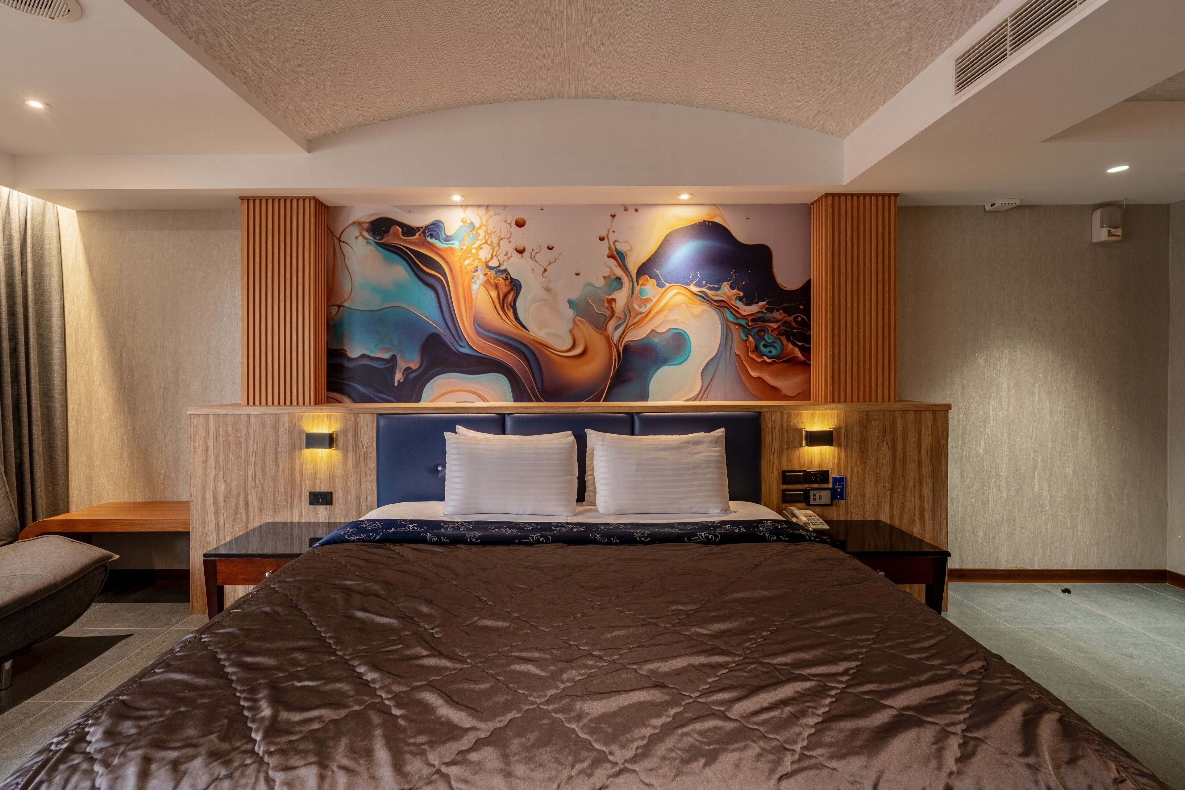 Elite Double Room, 1 Queen Bed | Down comforters, free minibar, individually decorated, desk