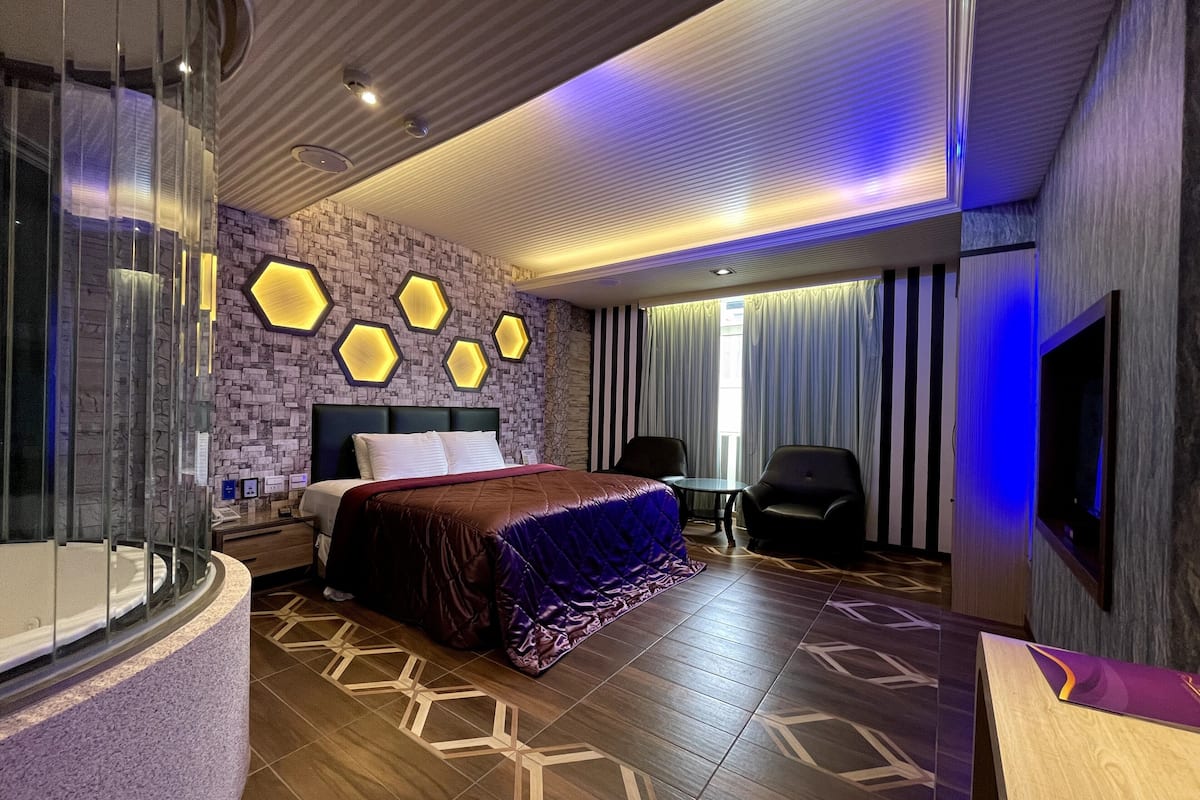 Deluxe Double Room, 1 Queen Bed | Down comforters, free minibar, individually decorated, desk