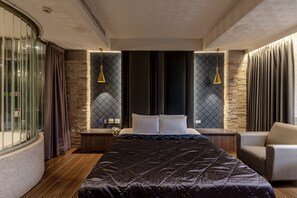 Habitación doble Deluxe, 1 cama Queen size | Edredón, artículos del minibar gratis y decoración personalizada 