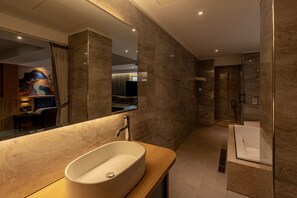 Elite Double Room, 1 Queen Bed | Bathroom | Free toiletries, hair dryer, slippers - King & Princess Motel-Rende (Tainan)