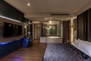 デラックス ダブルルーム クイーンベッド 1 台 | 羽毛の掛け布団、ミニバー (無料)、客室ごとに異なる装飾、デスク