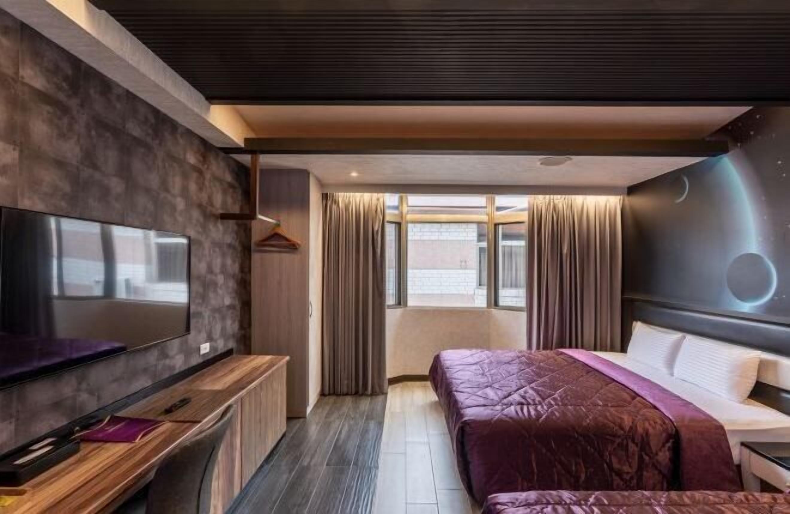 Down comforters, free minibar, individually decorated, desk