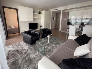 Superior Apart 130m from main building | Khu phòng khách | TV màn hình phẳng, máy tính bảng 