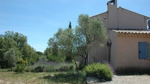 A rustic building with a sloped roof, a small window with blue shutters, and a stone wall. - Quiet villa with pool (Saint Martin de Pallières)