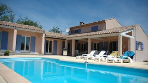 A poolside area with lounge chairs and a covered patio. - Quiet villa with pool (Saint Martin de Pallières)