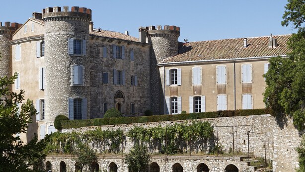 A historic stone building with arched windows and a tower. - Quiet villa with pool (Saint Martin de Pallières)