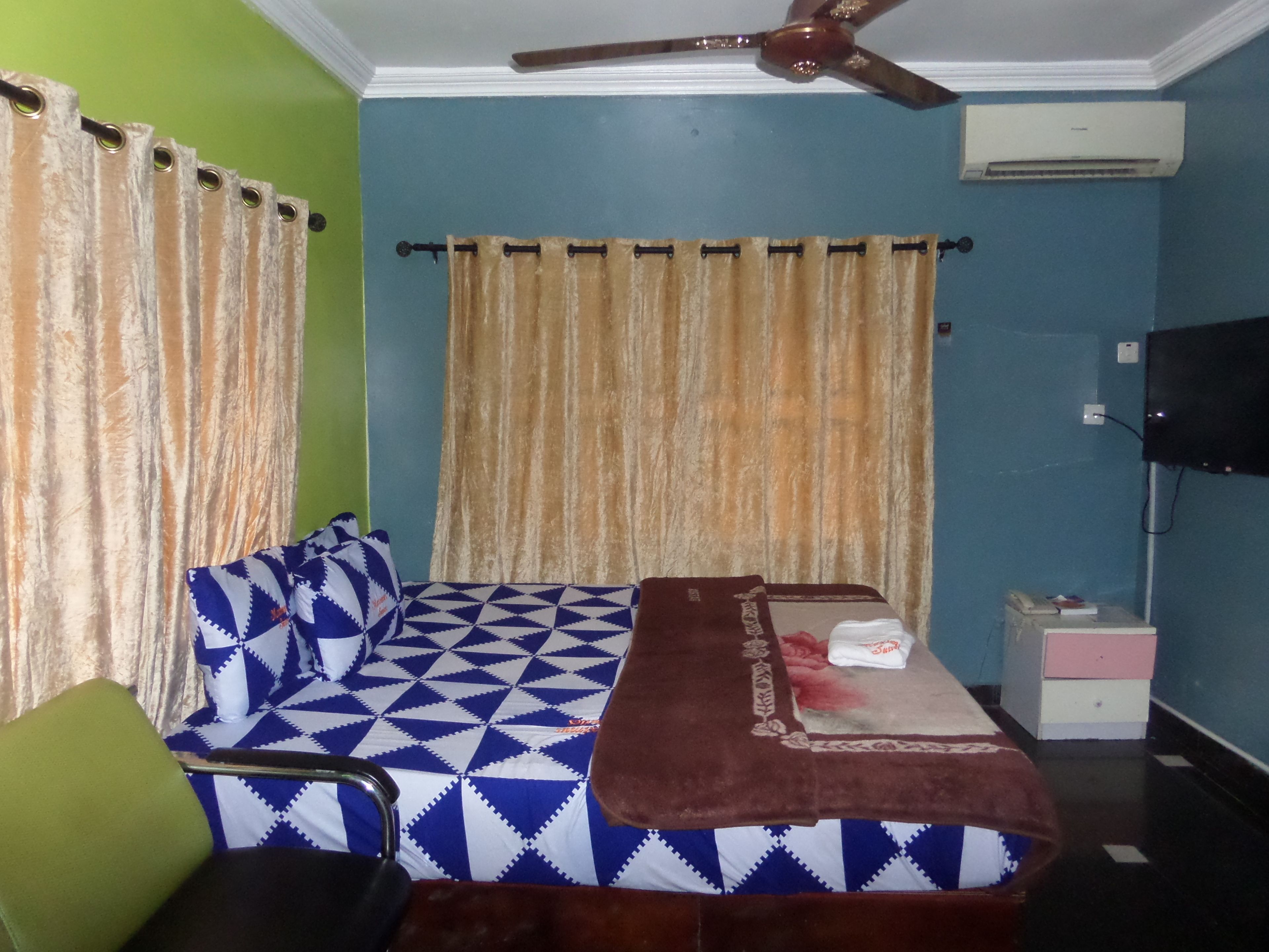 Minibar, desk, laptop workspace, blackout curtains