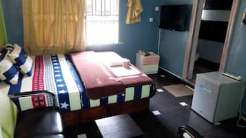 Minibar, meja kerja, ruang kerja ramah laptop, dan tirai kedap cahaya