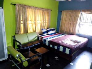 Minibar, meja kerja, ruang kerja ramah laptop, dan tirai kedap cahaya