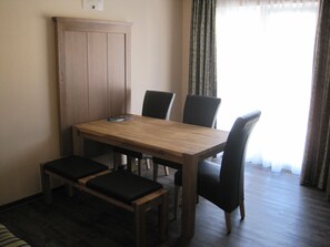 Double Room | In-room dining - Landhotel Velte (Neu-Anspach)