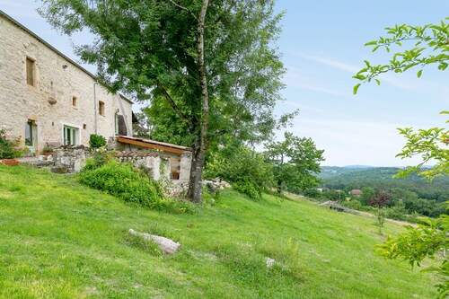 Stone cottage renovated with an exceptional view 