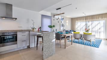 Full-sized fridge, oven, stovetop, dishwasher