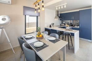 Apartment, 2 Bedrooms, Non Smoking, Garden View | Private kitchen | Full-size fridge, oven, stovetop, dishwasher - Quinta do Algarvio (Lagoa)