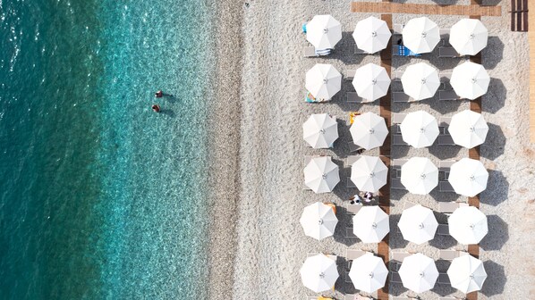 Privatstrand, Liegestühle, Sonnenschirme, Strandbar