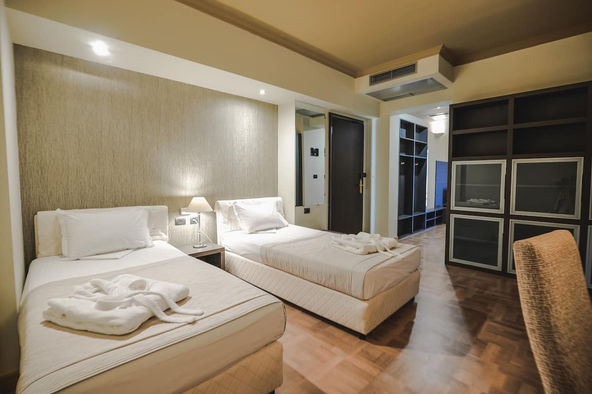 Familiekamer, uitzicht op zee | Hypoallergeen beddengoed, een minibar, een kluis op de kamer, een bureau