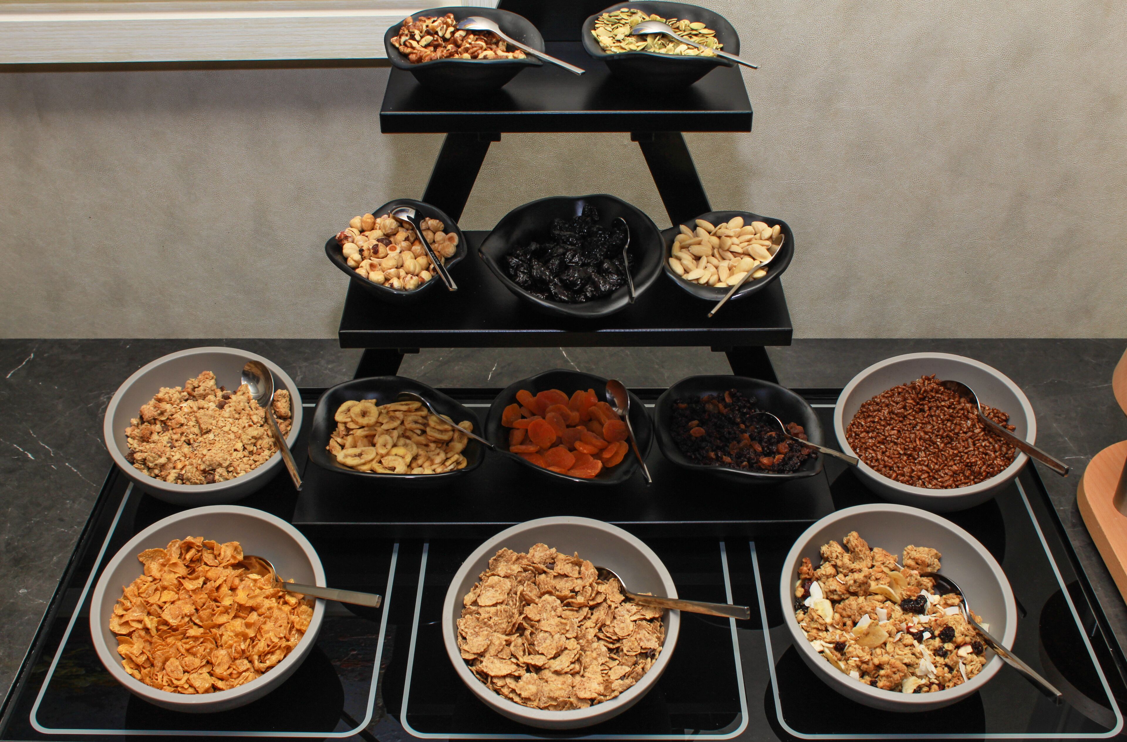 Una mesa de bufé con diferentes alimentos dispuestos en recipientes.