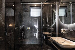 Junior Suite with Small Balcony 24 | Bathroom | Designer toiletries, bathrobes, slippers, towels - Oniro City (Athens)