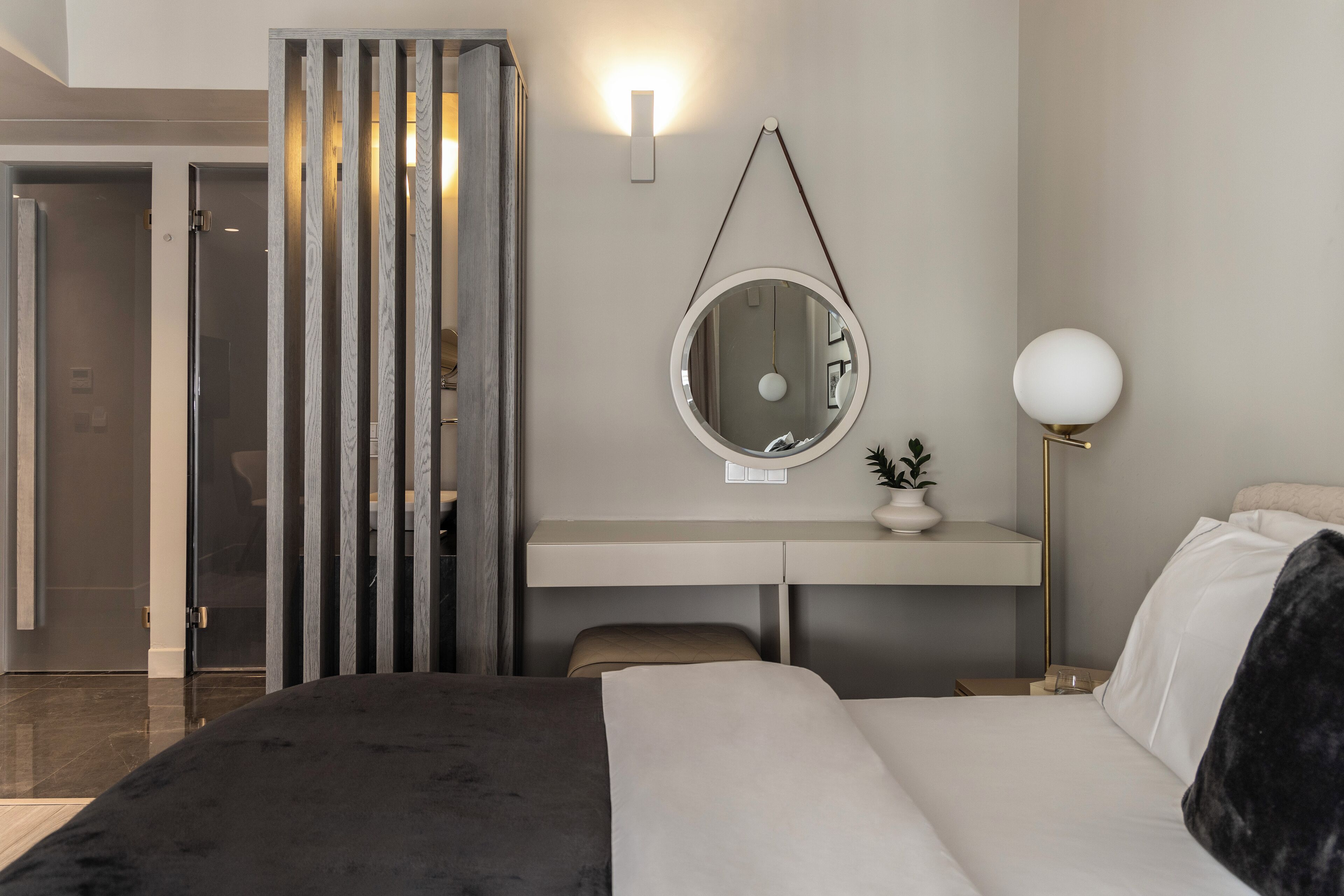 Superior Room with Small Balcony 23 | 高档床上用品、办公桌、隔音、免费 WiFi