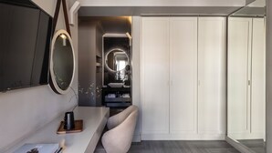 Une salle de bain moderne avec un meuble-lavabo, un miroir et des armoires.