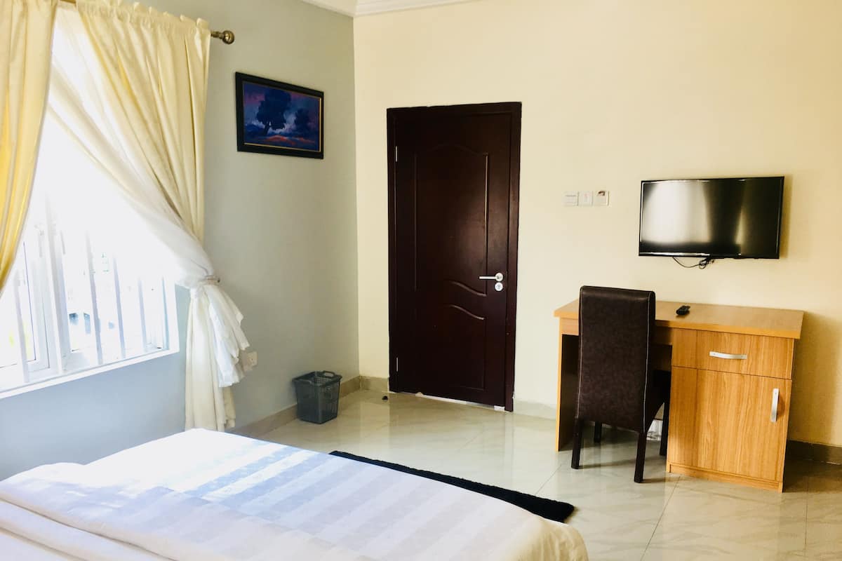 Executive Suite | 1 bedroom, in-room safe, desk, free WiFi