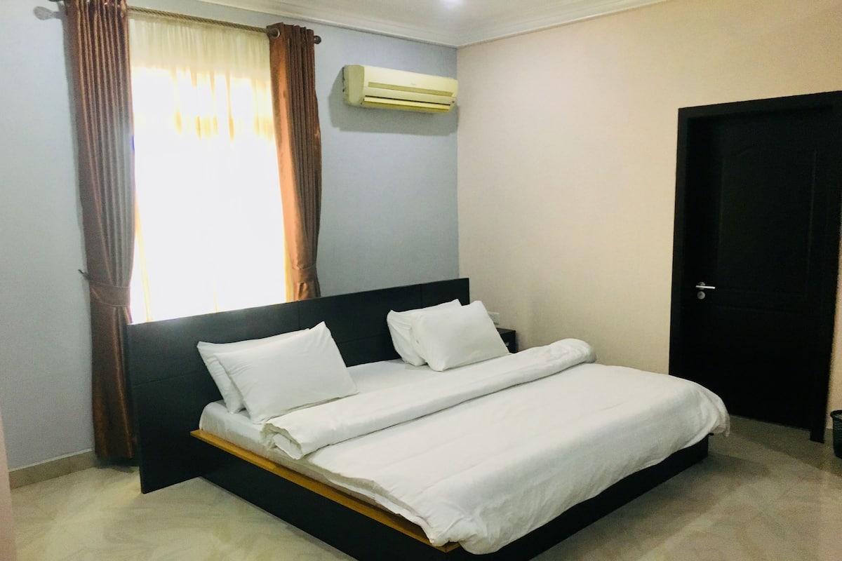 Deluxe Room | 1 bedroom, in-room safe, desk, free WiFi