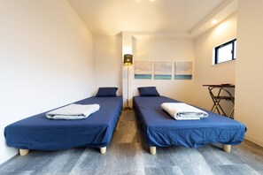 Individually decorated, individually furnished, desk, laptop workspace - Guest House Megu-chan (Osaka)