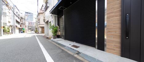 Pintu masuk properti