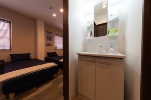 Bathroom sink - Guest House Megu-chan (Osaka)
