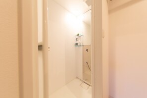 Bathroom shower - Guest House Megu-chan (Osaka)