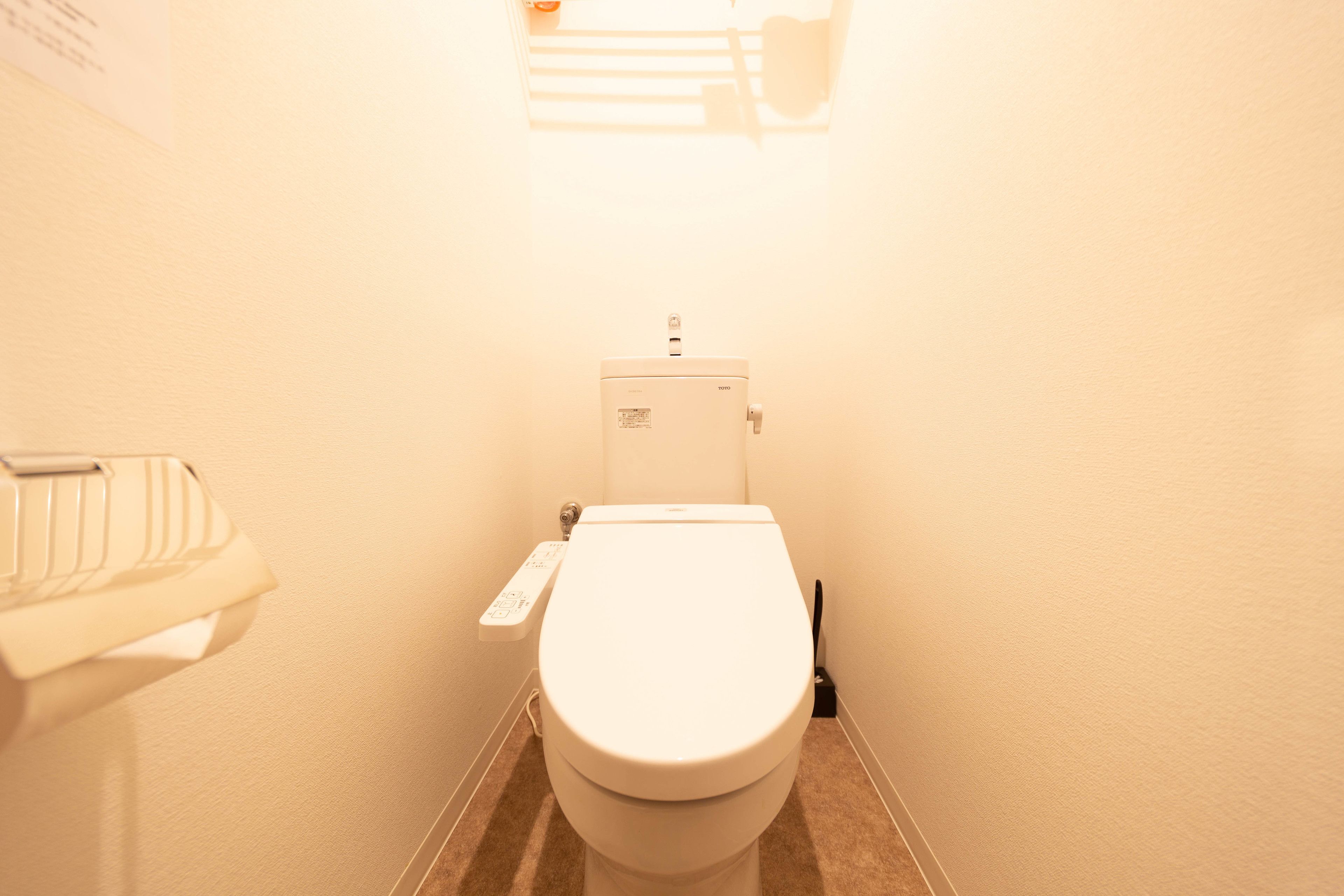 룸 (for 5 Guests) | 욕실 | 샤워 시설, 무료 세면용품, 헤어드라이어, 슬리퍼