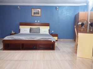 Quarto clássico, 1 cama de casal | Wi-Fi de cortesia, roupa de cama