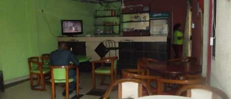 Desayuno continental (USD 10 por persona)