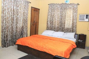 Minibar, desk, laptop workspace, blackout drapes