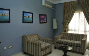 스위트 | 거실 공간 | 위성 채널 시청이 가능한 32인치 LCD TV, TV