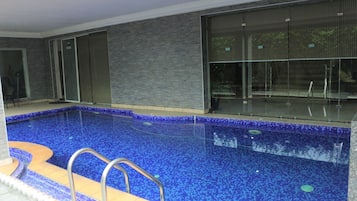 Piscine couverte, piscine extérieure