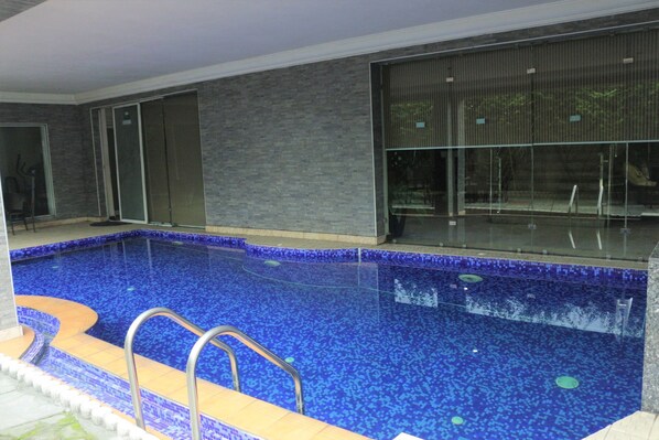 실내 수영장, 야외 수영장