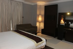 Desk, laptop workspace, free WiFi, bed sheets - Olive Branch Hotel (Port Harcourt)