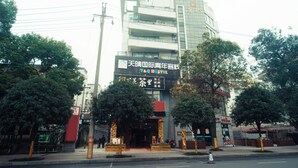 Un edificio moderno con un letrero para el hostal TQ.