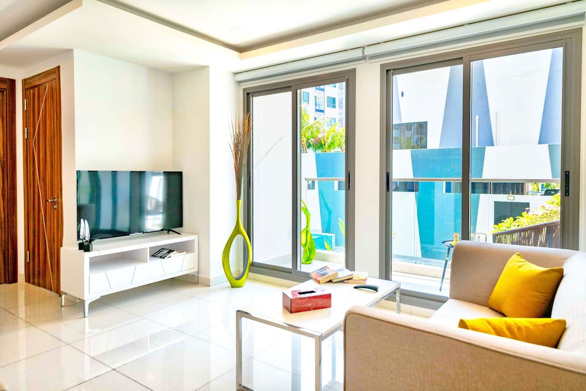 Een 40-inch flatscreentelevisie met premium tv-zenders en een televisie