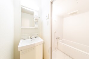Habitación familiar | Baño | Bañera y ducha independientes y bañera profunda