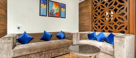 Elite-Zimmer | Wohnbereich | Fernseher