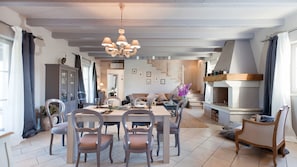 Villa, 4 slaapkamers, privézwembad (Divina) | Woonruimte | Flatscreentelevisie
