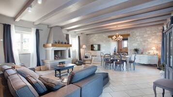 Villa, 4 Schlafzimmer, eigener Pool (Divina) | Wohnzimmer | Flachbildfernseher