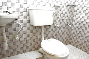 Bathtub, deep-soaking bathtub, towels - Tranquility Hotel (Uyo)