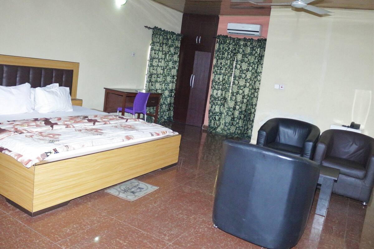 In-room safe, bed sheets